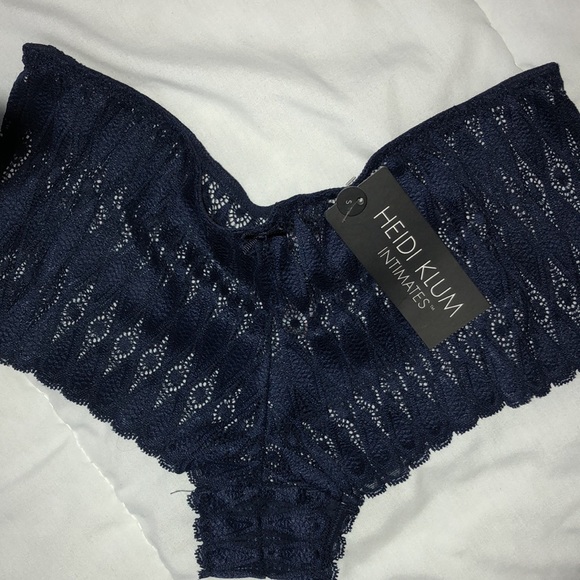 Heidi Klum Lingerie Set - Picture 3 of 4